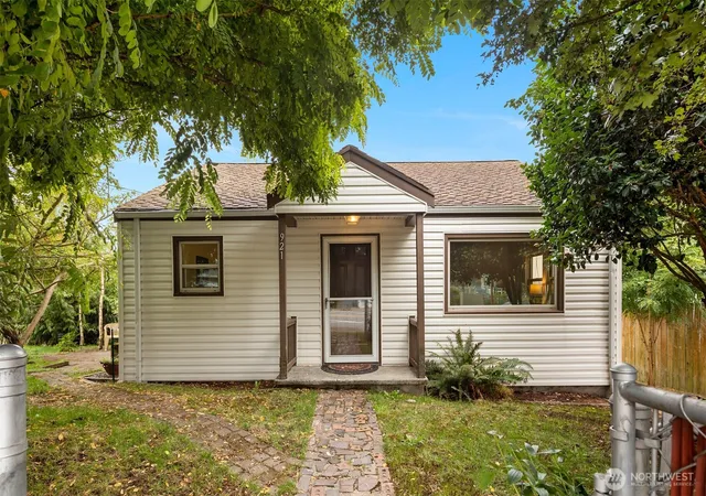 Photo 2 of Contingent at 921 Sw 102nd Street, Seattle, WA 98146 | MLS# NWM2567760 | Listing updated on 2026-09-23
