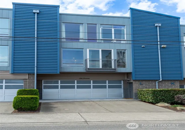 Photo 3 of Townhouse for sale at 2520 Jefferson Ave #L, Tacoma, WA 98402 | MLS# NWM2567776 | Listing updated on 2026-10-01