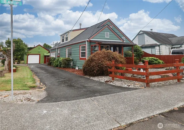 Photo 3 of Sale Pending at 1401 Bay Ave, Aberdeen, WA 98520 | MLS# NWM2567792 | Listing updated on 2026-09-25