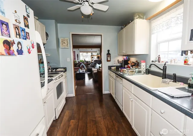 Photo 4 of Sale Pending at 1401 Bay Ave, Aberdeen, WA 98520 | MLS# NWM2567792 | Listing updated on 2026-09-25