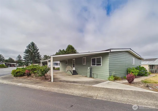 Manufactured home for sale at 11436 SE 208th Street #106, Kent, WA 98031 | MLS# NWM2567842