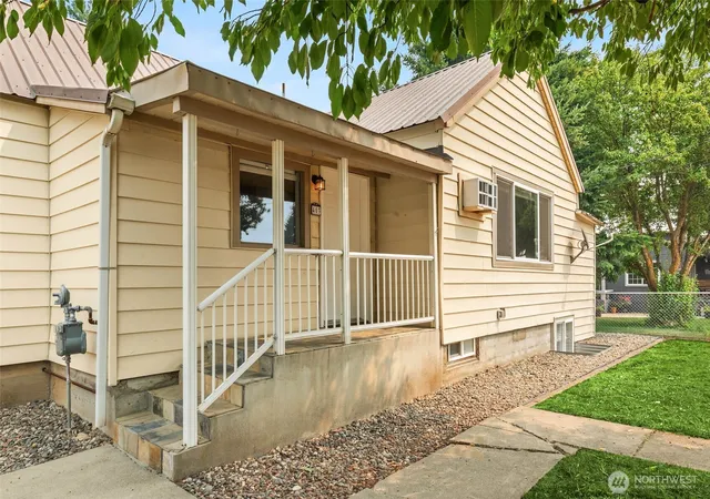 Photo 3 of Sale Pending at 403 E 3rd Street, Cle Elum, WA 98922 | MLS# NWM2567890 | Listing updated on 2026-09-23