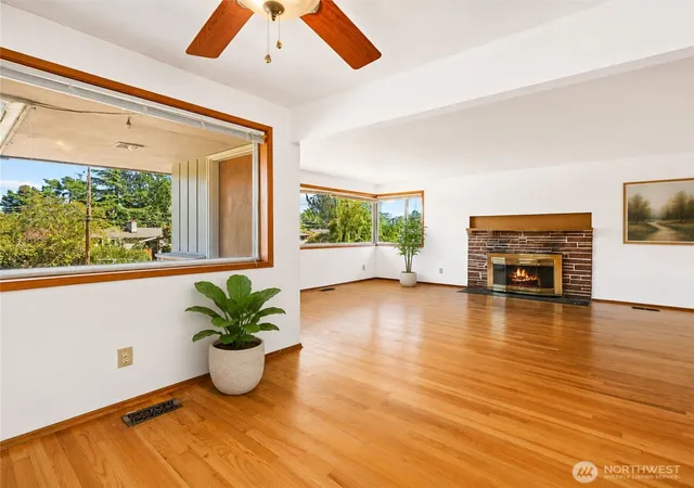 Photo 3 of Single family home for sale at 11549 N Park Ave N, Seattle, WA 98133 | MLS# NWM2568002 | Listing updated on 2026-09-23