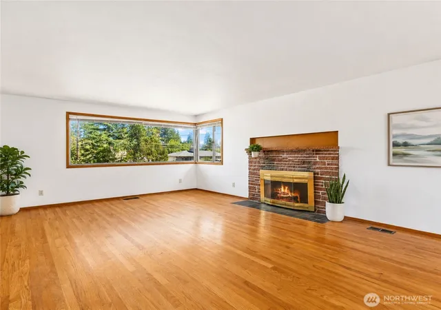 Photo 4 of Single family home for sale at 11549 N Park Ave N, Seattle, WA 98133 | MLS# NWM2568002 | Listing updated on 2026-09-23