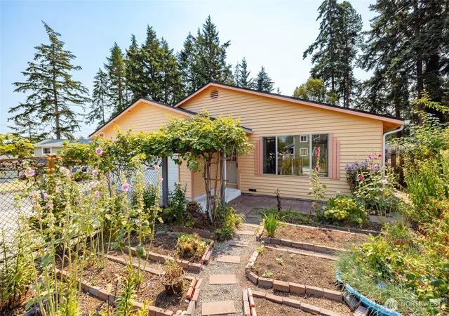 Photo 3 of Single family home for sale at 1961 Ne 9th Avenue, Oak Harbor, WA 98277 | MLS# NWM2568008 | Listing updated on 2026-09-24