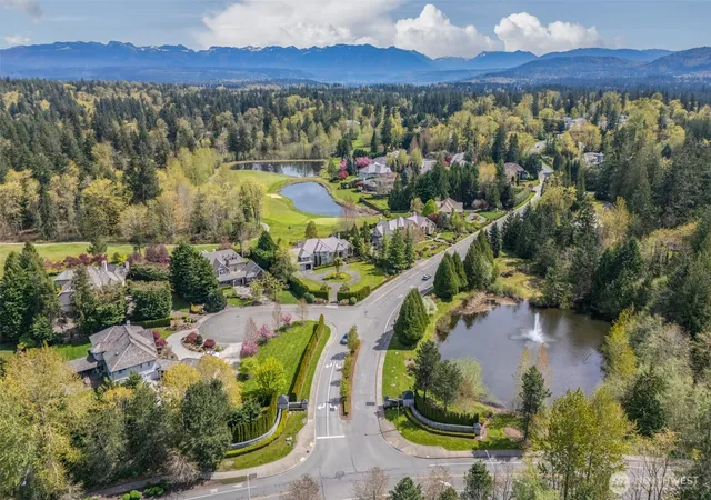 Photo 4 of Single family home for sale at 818 Windsor Dr SE, Sammamish, WA 98074 | MLS# NWM2568029 | Listing updated on 2026-09-23