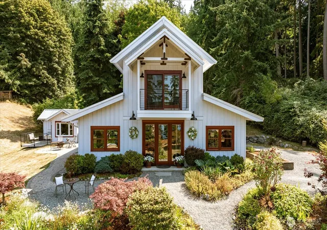 Photo 2 of Single family home for sale at 8015 Cultus Bay Rd, Clinton, WA 98236 | MLS# NWM2568051 | Listing updated on 2026-09-30