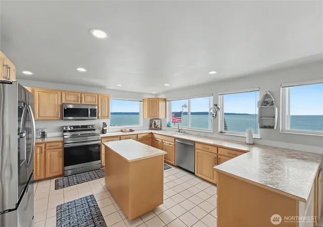 Photo 4 of Single family home for sale at 41 S H Beach Way, Everett, WA 98206 | MLS# NWM2568058 | Listing updated on 2026-09-23