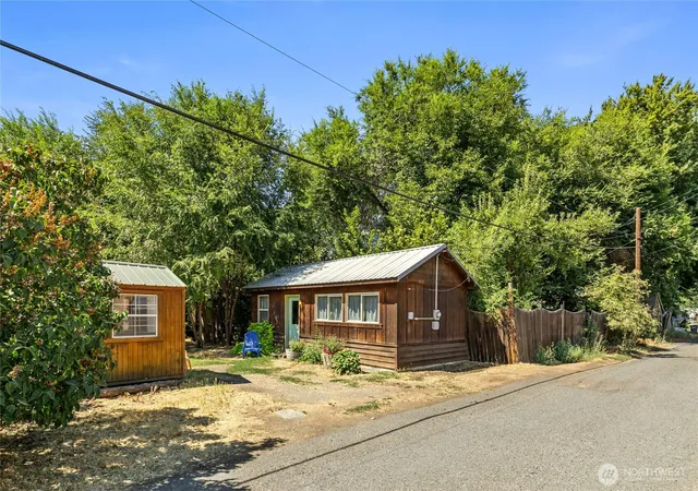 Photo 1 of Sale Pending at 606 S Pearl St, Ellensburg, WA 98926 | MLS# NWM2568090 | Listing updated on 2026-09-25