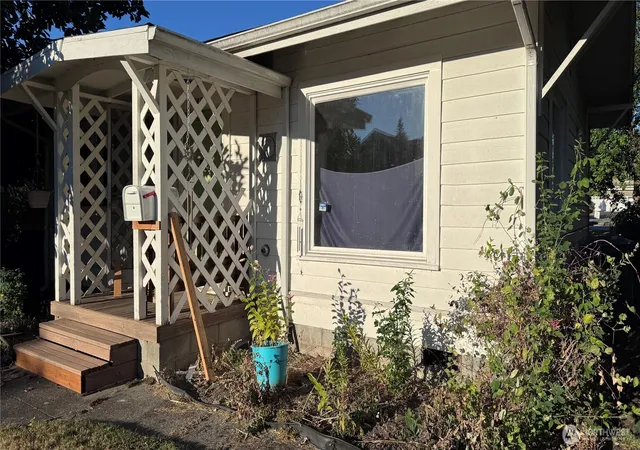 Photo 2 of Sale Pending at 2422 Kulshan St, Bellingham, WA 98225 | MLS# NWM2568103 | Listing updated on 2026-09-22