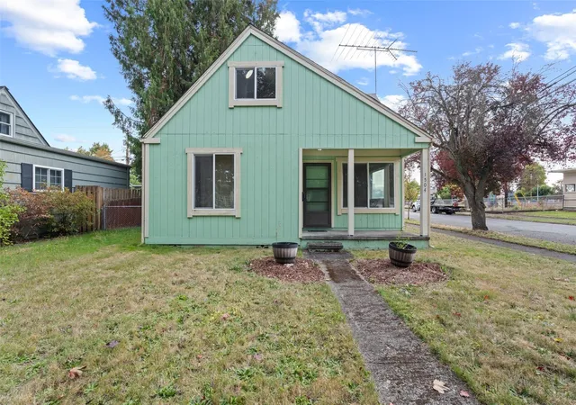 Photo 2 of Single family home for sale at 1504 8th Avenue, Longview, WA 98632 | MLS# NWM2568132 | Listing updated on 2026-10-23