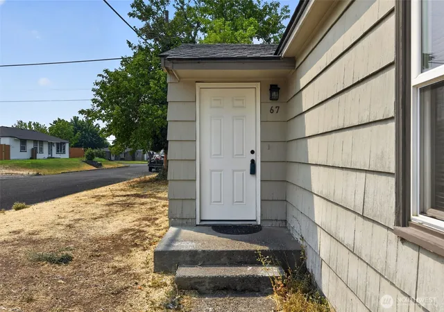Photo 3 of Single family home for sale at 67 G St Se, Ephrata, WA 98823 | MLS# NWM2568136 | Listing updated on 2026-10-01