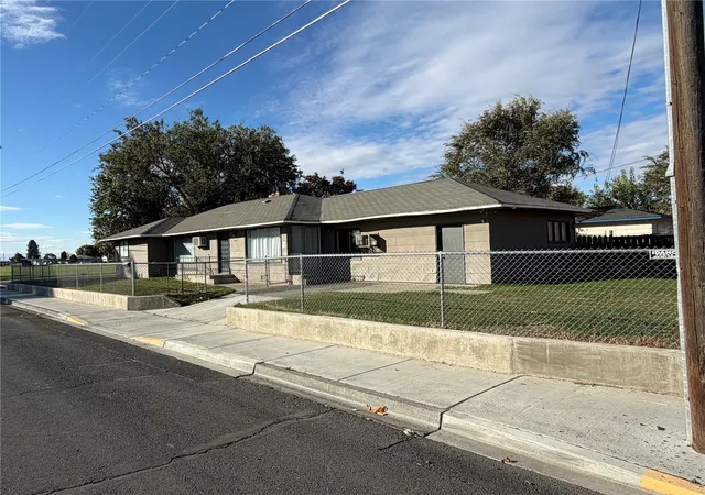 Photo 2 of Single family home for sale at 915 Southeast 4th Ave, Quincy, WA 98848 | MLS# NWM2568188 | Listing updated on 2026-10-12