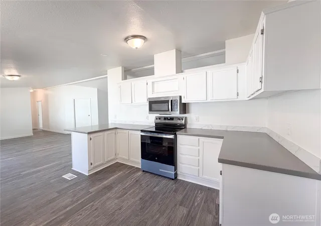 Photo 4 of Manufactured home for sale at 421 N 5th Street, Toledo, WA 98591 | MLS# NWM2568221 | Listing updated on 2026-10-01