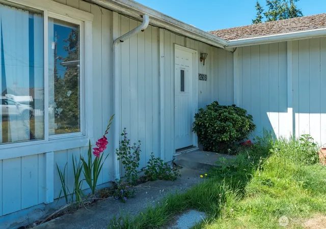 Photo 3 of Single family home for sale at 1290 S Uplands Dr, Camano Island, WA 98282 | MLS# NWM2568266 | Listing updated on 2026-09-23