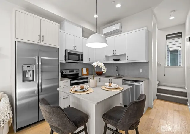 Photo 2 of Townhouse for sale at 3104 SW Avalon Way #F, Seattle, WA 98126 | MLS# NWM2568283 | Listing updated on 2026-09-23