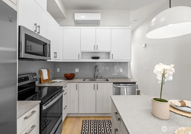 Photo 4 of Townhouse for sale at 3104 SW Avalon Way #F, Seattle, WA 98126 | MLS# NWM2568283 | Listing updated on 2026-09-23