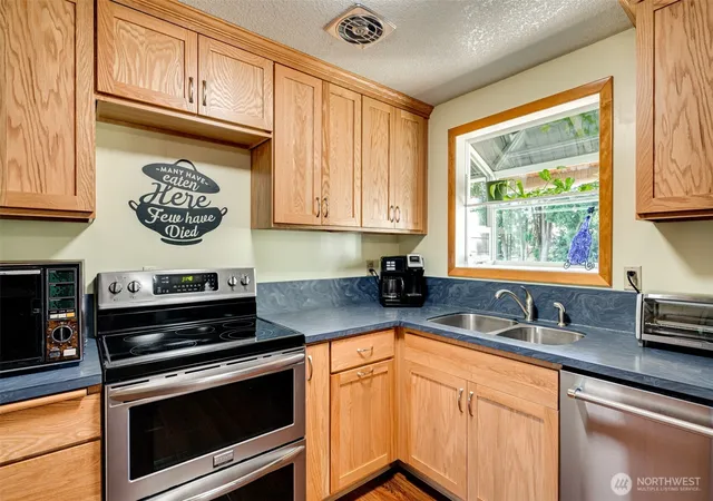 Photo 3 of Single family home for sale at 1004 NE 84th Avenue, Vancouver, WA 98664 | MLS# NWM2568286 | Listing updated on 2026-09-23