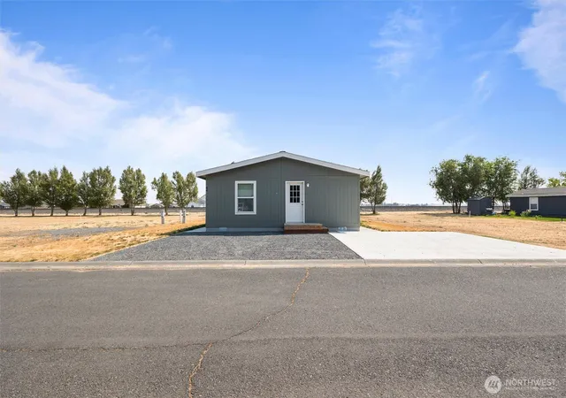 Photo 3 of Manufactured home for sale at 2480 Basin St Sw #44, Ephrata, WA 98823 | MLS# NWM2568328 | Listing updated on 2026-09-25