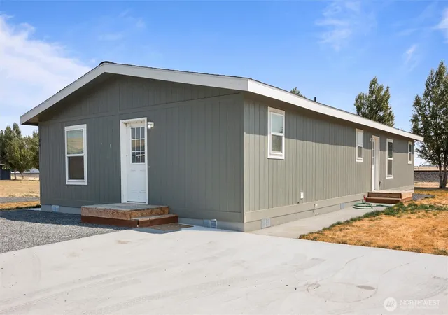 Photo 3 of Manufactured home for sale at 2480 Basin St SW #44, Ephrata, WA 98823 | MLS# NWM2568328 | Listing updated on 2026-09-25