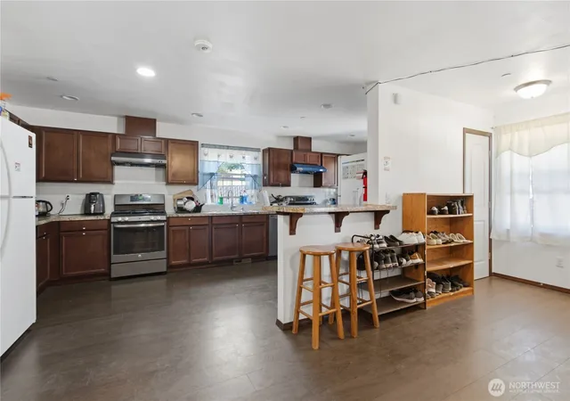 Photo 4 of House for sale at 16068 Greenwood Ave N, Shoreline, WA 98133 | MLS# NWM2568387 | Listing updated on 2026-09-23