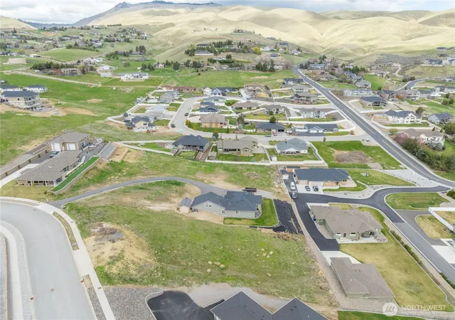 Photo 3 of Land for sale at 870 Autumn Crst Dr, Wenatchee, WA 98801 | MLS# NWM2568497 | Listing updated on 2026-09-23