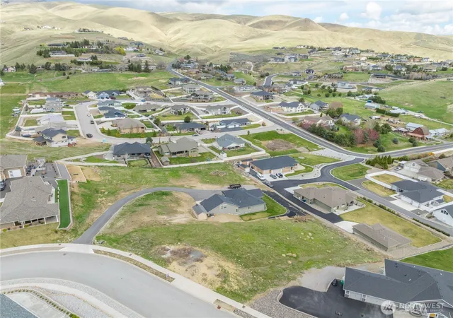 Photo 3 of Land for sale at 870 Autumn Crst Dr, Wenatchee, WA 98801 | MLS# NWM2568497 | Listing updated on 2026-09-23