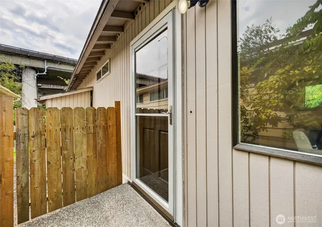 Photo 4 of Single family home for sale at 4042 5th Avenue NE, Seattle, WA 98105 | MLS# NWM2568517 | Listing updated on 2026-10-01