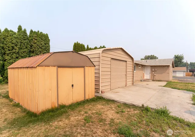 Photo 3 of Sale Pending at 222 M St Se, Quincy, WA 98848 | MLS# NWM2568578 | Listing updated on 2026-09-25