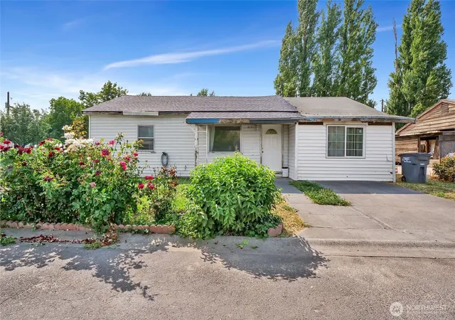 Single family home for sale at 813 S Adams Ave, Warden, WA 98857 | MLS# NWM2568582