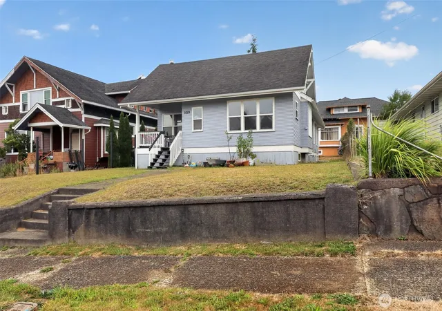 Photo 3 of Single family home for sale at 1019 Duryea St, Raymond, WA 98577 | MLS# NWM2568587 | Listing updated on 2026-09-23