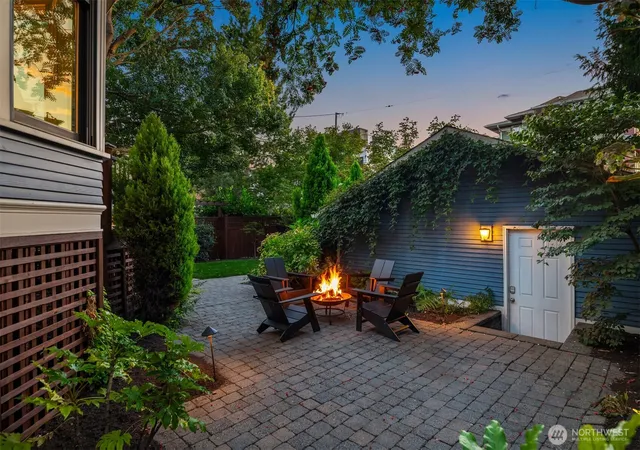 Photo 3 of Sale Pending at 723 12Th Ave E, Seattle, WA 98102 | MLS# NWM2568632 | Listing updated on 2026-09-22