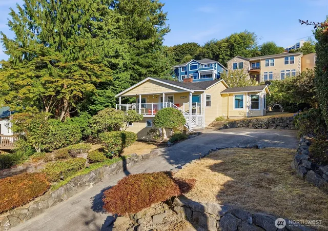 Photo 3 of Single family home for sale at 28748 Sound View Dr S, Des Moines, WA 98198 | MLS# NWM2568661 | Listing updated on 2026-09-26