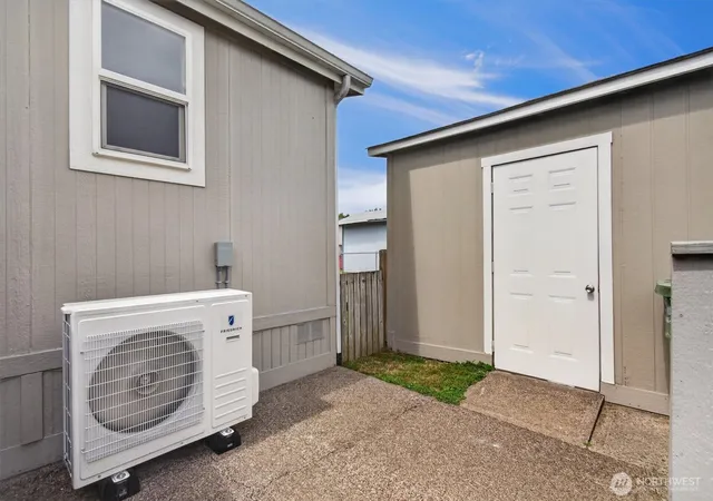 Photo 3 of Sale Pending at 304 Pheasant Ln, Longview, WA 98632 | MLS# NWM2568664 | Listing updated on 2026-08-27