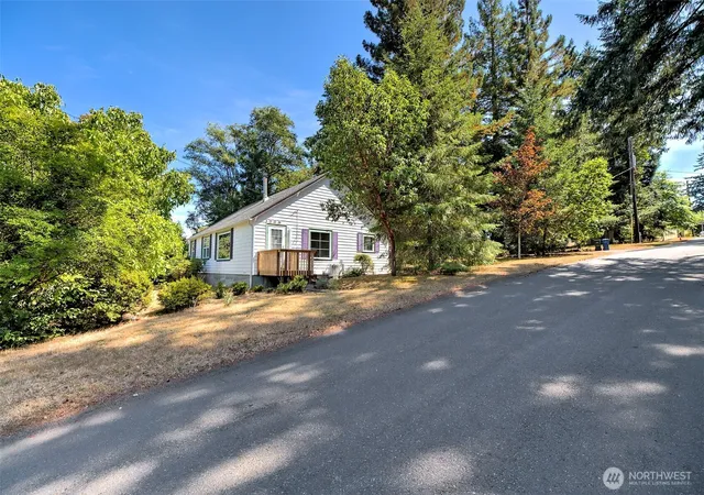 Photo 3 of Single family home for sale at 1306 Center St, Shelton, WA 98584 | MLS# NWM2568682 | Listing updated on 2026-09-23