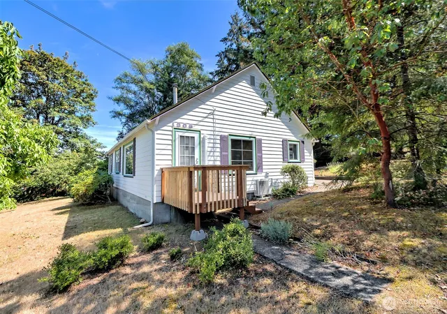 Photo 3 of Single family home for sale at 1306 Center St, Shelton, WA 98584 | MLS# NWM2568682 | Listing updated on 2026-09-23