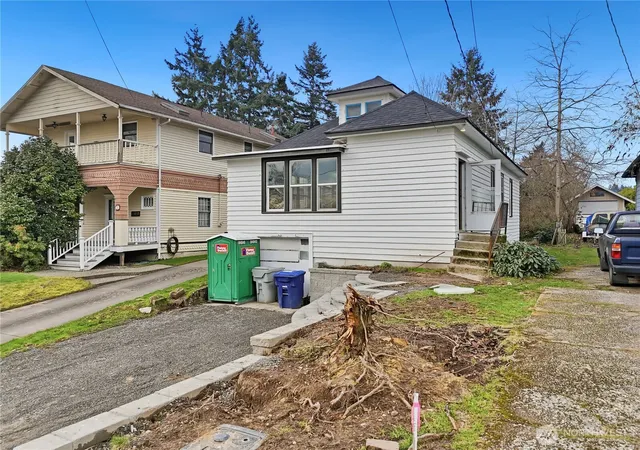 Photo 3 of Single family home for sale at 285 Earlington Ave Sw, Renton, WA 98057 | MLS# NWM2568740 | Listing updated on 2026-09-23