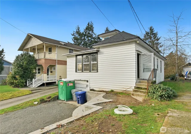 Photo 4 of Single family home for sale at 285 Earlington Ave SW, Renton, WA 98057 | MLS# NWM2568740 | Listing updated on 2026-09-23