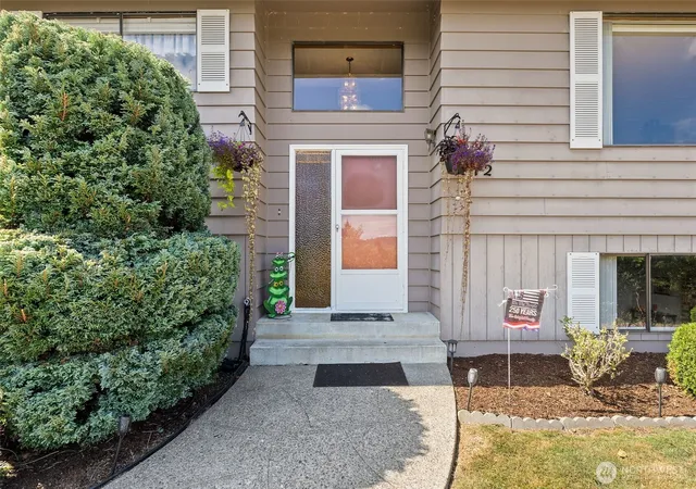 Photo 3 of Single family home for sale at 1212 Fowler St, Raymond, WA 98577 | MLS# NWM2568846 | Listing updated on 2026-09-23