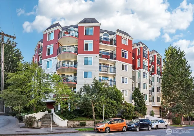 Photo 2 of Sale Pending at 232 Belmont Ave E #301, Seattle, WA 98102 | MLS# NWM2568858 | Listing updated on 2026-09-28