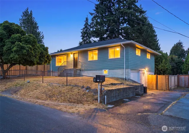 Photo 2 of Single family home for sale at 7414 Highland Dr, Everett, WA 98203 | MLS# NWM2568950 | Listing updated on 2026-10-02