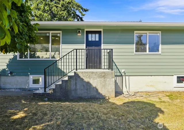 Photo 3 of Single family home for sale at 7414 Highland Dr, Everett, WA 98203 | MLS# NWM2568950 | Listing updated on 2026-10-02