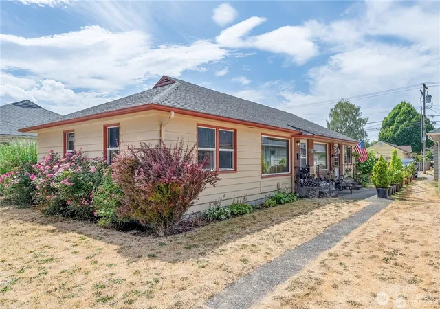 Photo 1 of Multi family home for sale at 915 17th Avenue, Longview, WA 98632 | MLS# NWM2568998 | Listing updated on 2026-10-29