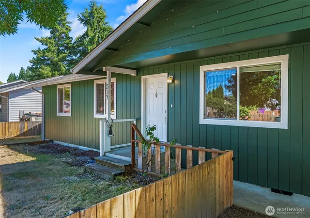 Photo 3 of Sale Pending at 513 Sw Diane St, Castle Rock, WA 98611 | MLS# NWM2569009 | Listing updated on 2026-08-20