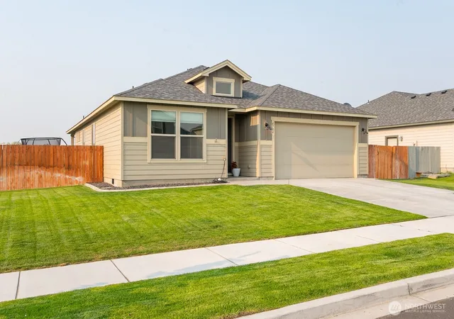 Photo 3 of Single family home for sale at 4704 E Thrush St, Moses Lake, WA 98837 | MLS# NWM2569049 | Listing updated on 2026-09-25
