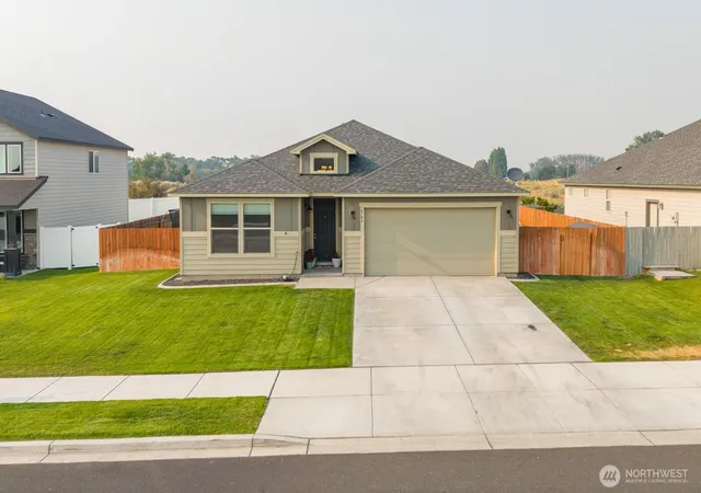 Photo 3 of Single family home for sale at 4704 E Thrush St, Moses Lake, WA 98837 | MLS# NWM2569049 | Listing updated on 2026-09-25
