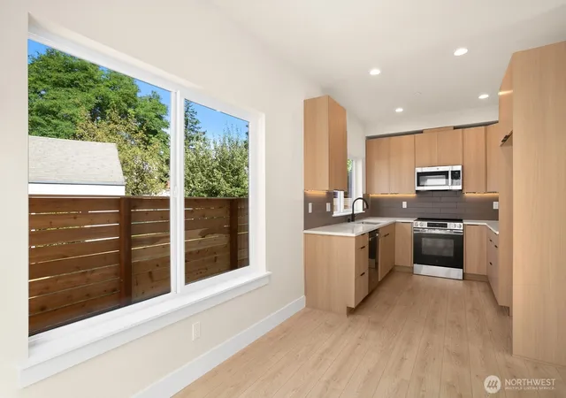 Photo 3 of Townhouse for sale at 508 SW 137th Street #B, Burien, WA 98166 | MLS# NWM2569056 | Listing updated on 2026-09-23
