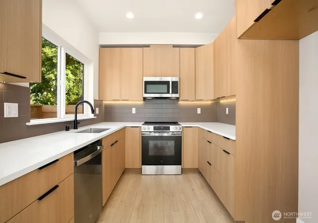 Photo 4 of Townhouse for sale at 508 SW 137th Street #B, Burien, WA 98166 | MLS# NWM2569056 | Listing updated on 2026-09-23