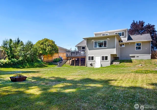 Photo 2 of Sale Pending at 5011 Seahurst Ave, Everett, WA 98203 | MLS# NWM2569065 | Listing updated on 2026-09-25
