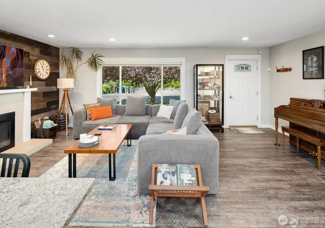 Photo 3 of Sale Pending at 5011 Seahurst Ave, Everett, WA 98203 | MLS# NWM2569065 | Listing updated on 2026-09-25
